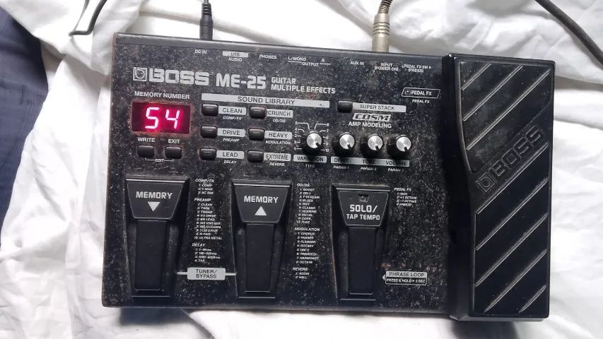 Pedaleira boss ME 25