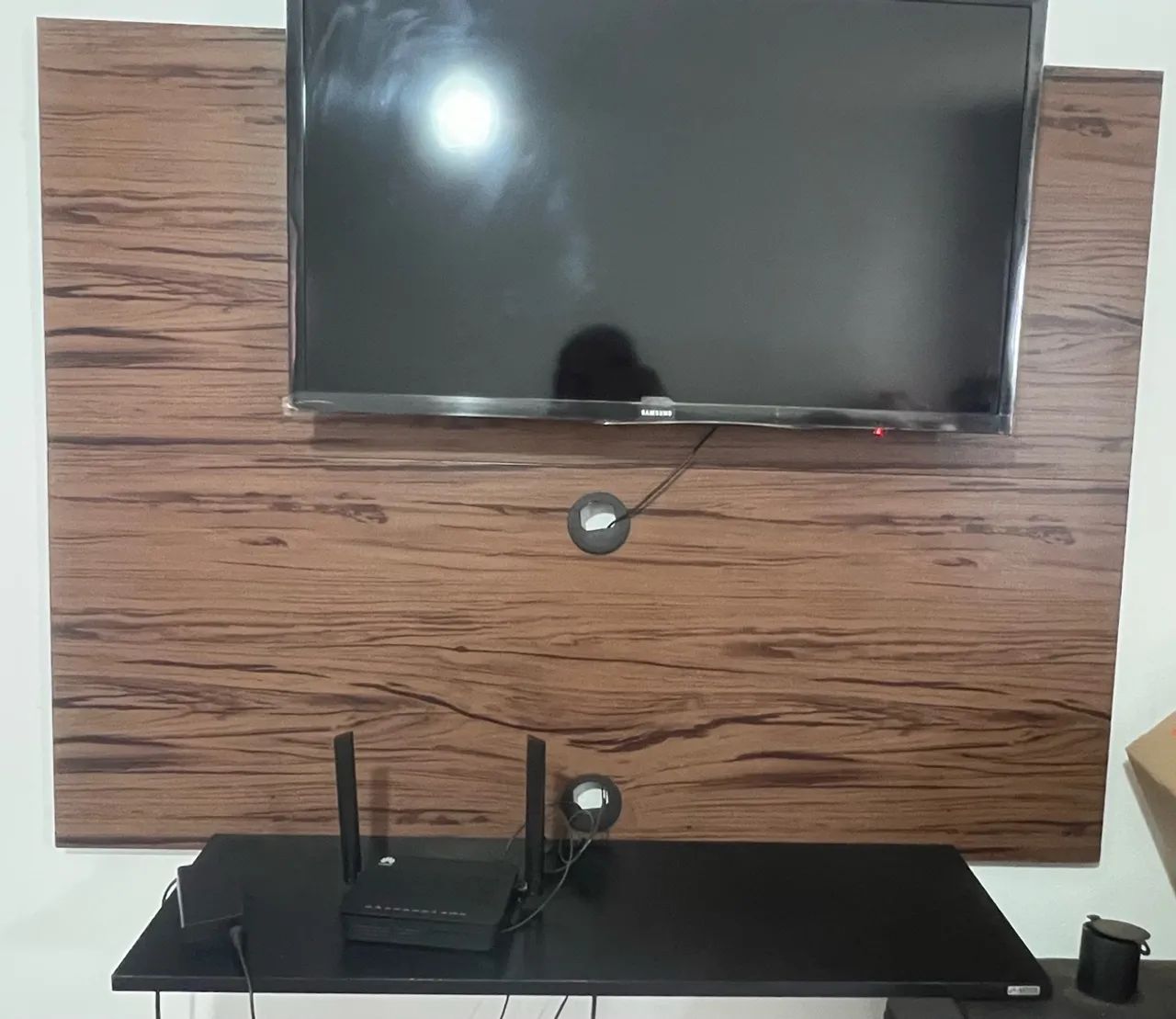 Painel para TV de até 47 Polegadas Artely Jet (120cm) - Amêndoa/Preto