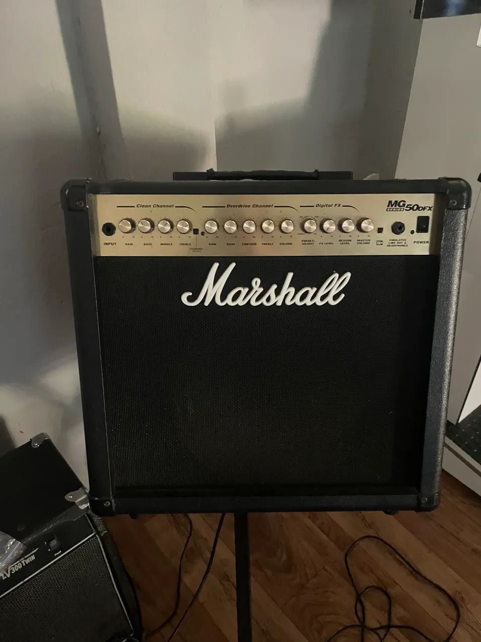 Vendo caixa marshall FX-50