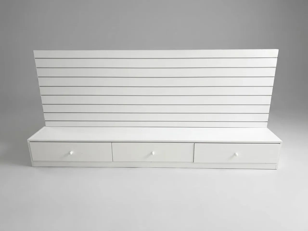 Painel canaletado com gavetas para loja