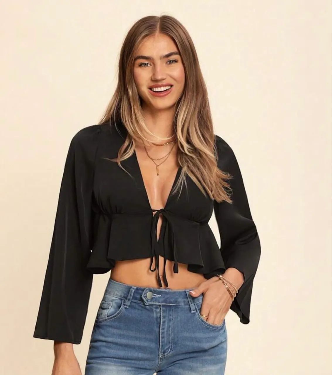 blusa peplum preta com decote v profundo e amarração frontal. Tamanho M