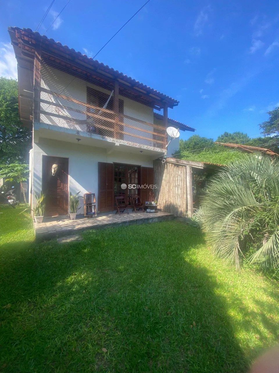 Dois amplos terrenos com 4 casas