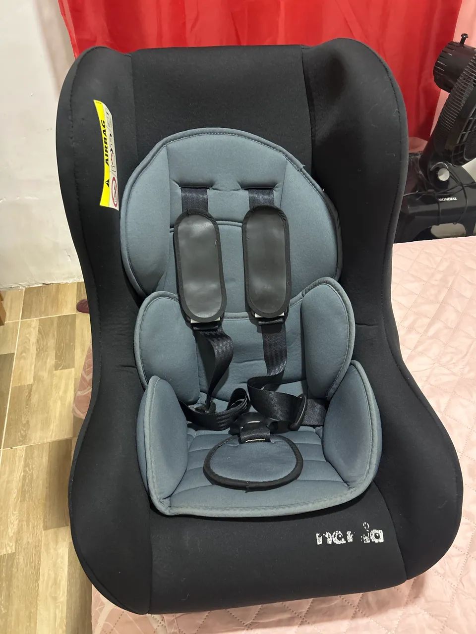 Cadeirinha de carro infantil de 15-25 Kg, com cinto regulável, muito bem conservada.