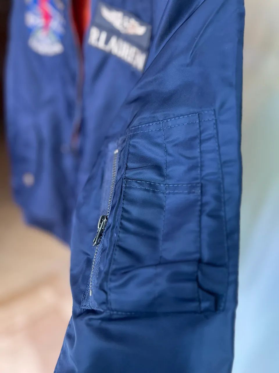 Jaqueta Bomber Azul com Patches Estilo Militar - Nova - Foto 2