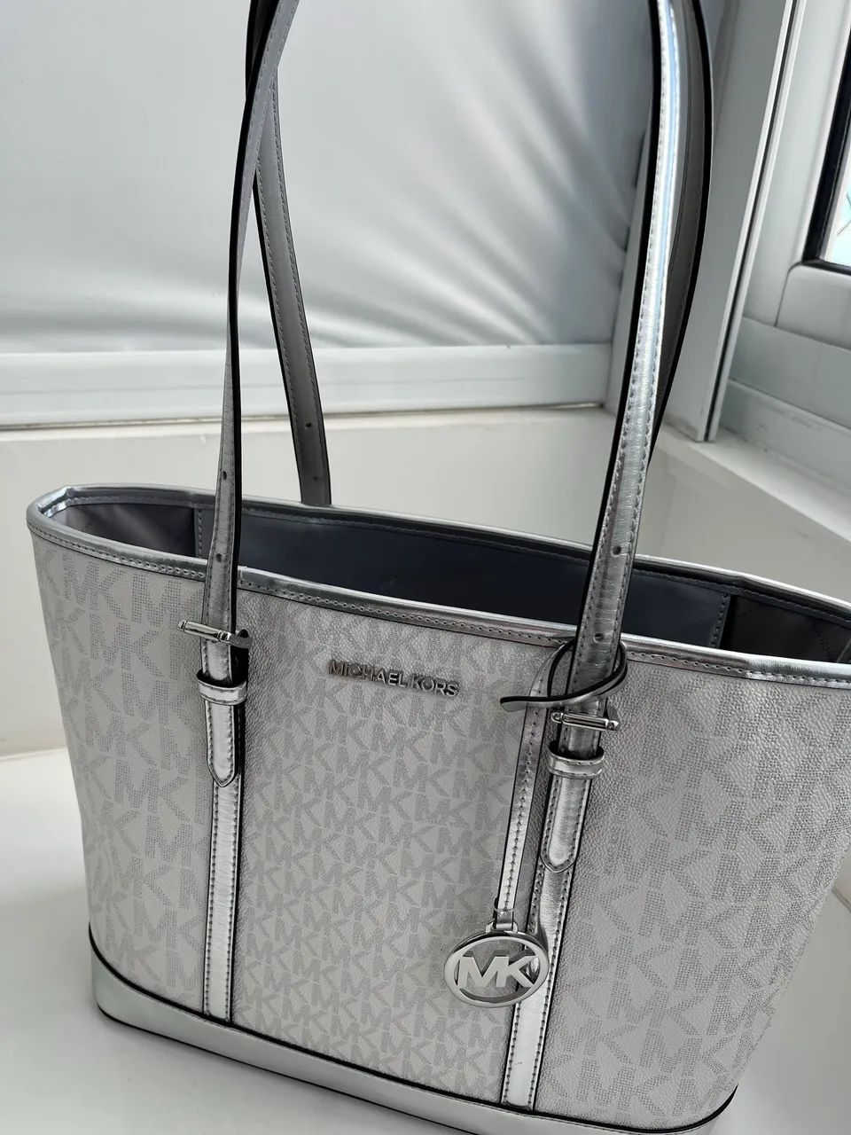 Bolsa Michael kors branca e prata  - Foto 2