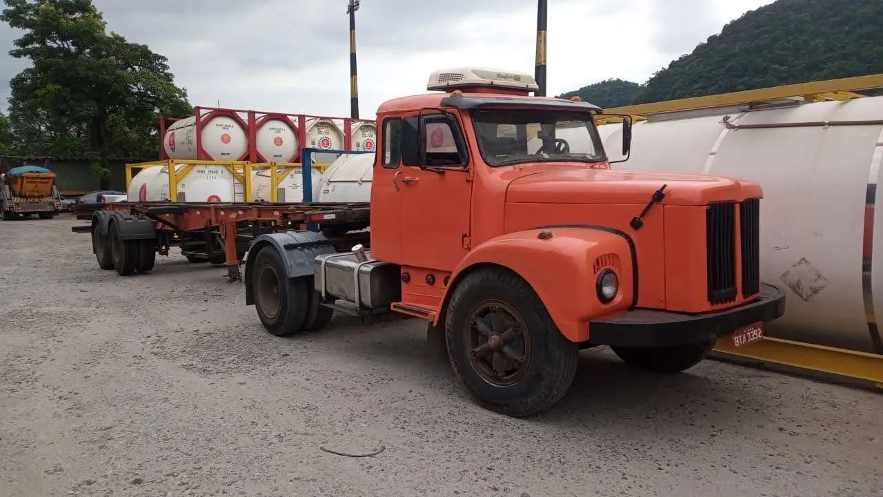 Scania com carreta 