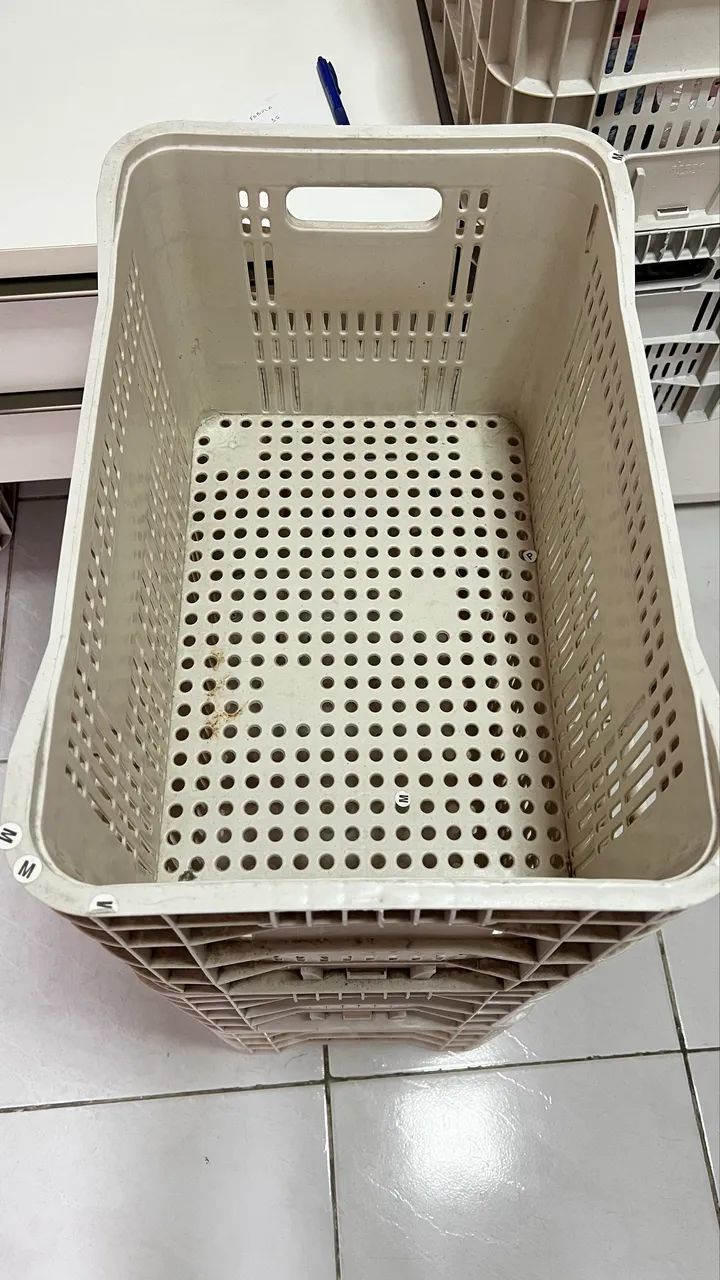 Caixa plástica vazada - Usada - Em bom estado - Foto 3