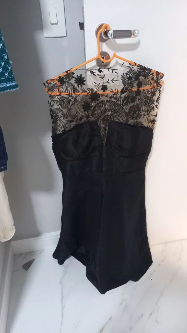 Vendo 2 vestidos e 1 macacão de festa