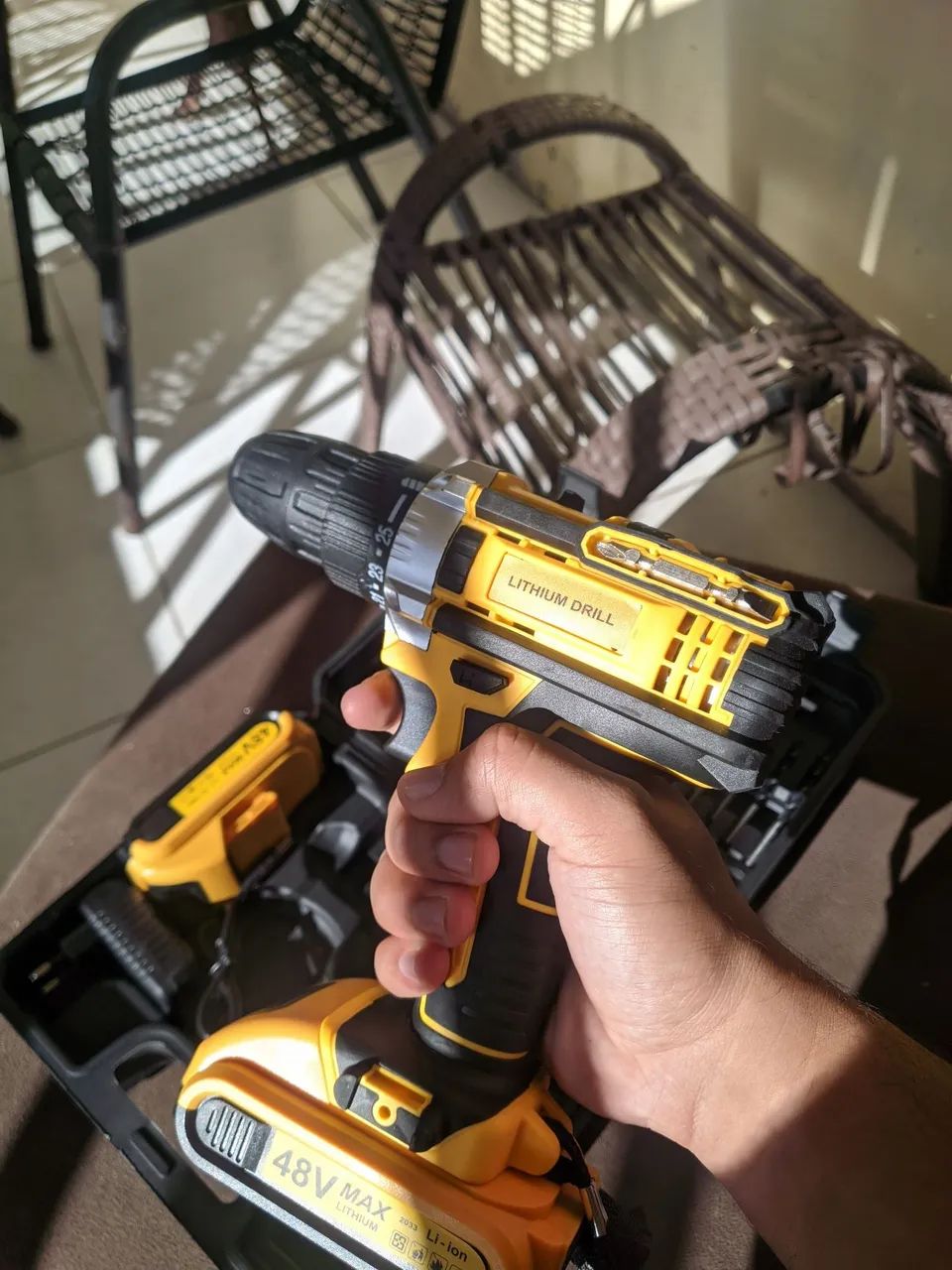 Maleta com Furadeira e 2 baterias 