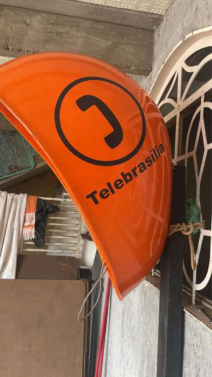 Telefone orelhão antigo