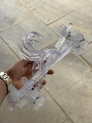 Cabides de acrílico para roupas com ou sem prendedor - Foto 2