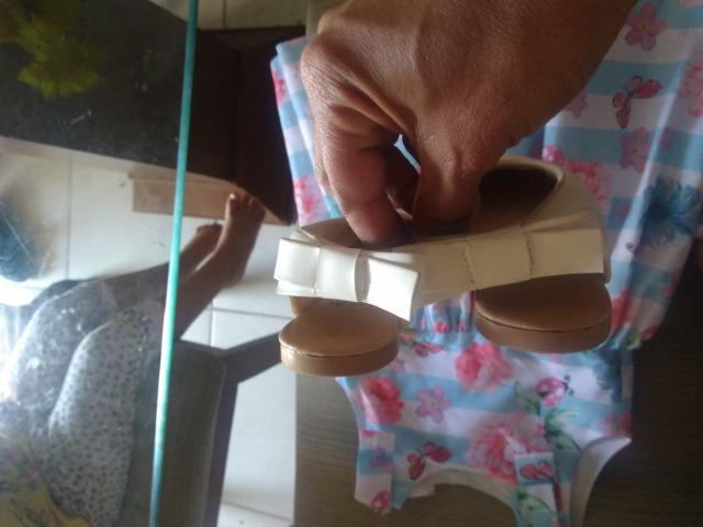 Vestido todo tecido Tam 3 anos e sapato off tam 26 - Foto 4