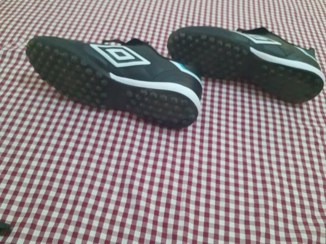 Chuteira society Umbro 39 e meião Nike L