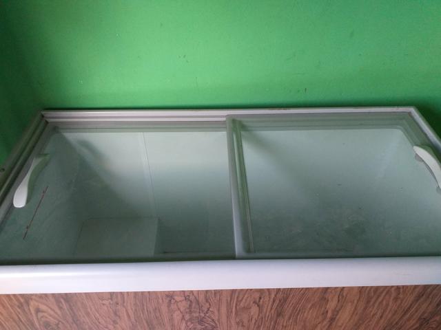 Vendo congelador com tampa de vidro 2 Meses de uso - Foto 2