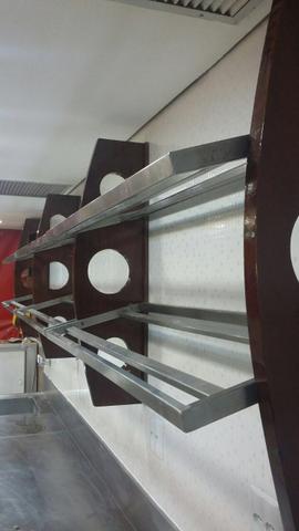 Suporte de madeira com prateleiras de inox - Foto 4