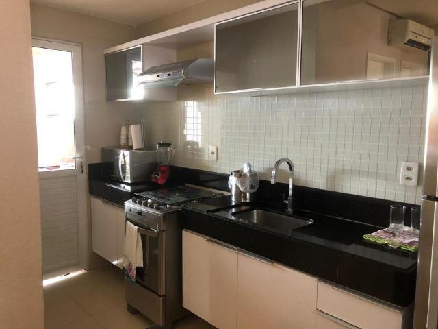 CA1572 Casa 80m² Cond. Magna Villaris 3 Qts Sendo 2 Sts Decorada, Climatizada, e Mobiliada - Foto 3