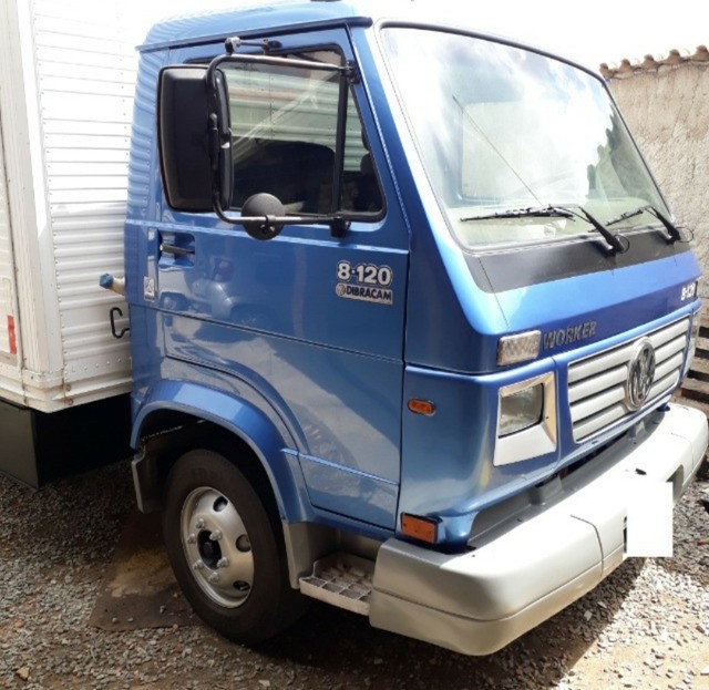 L VW 8120 2004 COM BAÚ