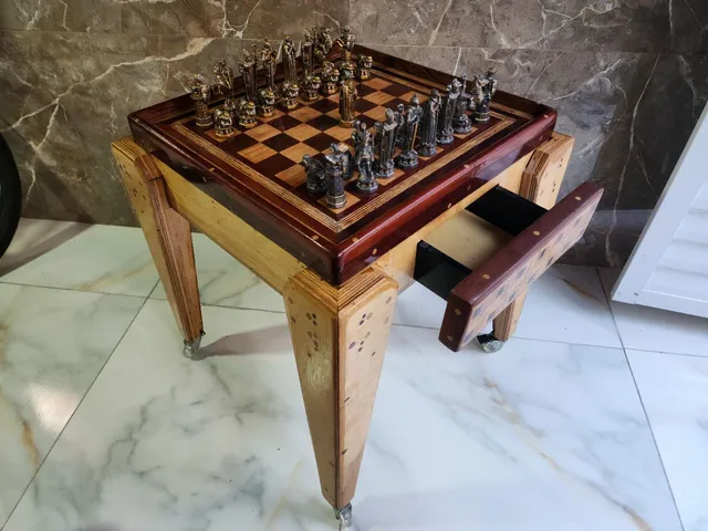 Xadrez de rainha branca, cavalo preto e rei do filme de harry potter no  tabuleiro de xadrez - são petersburgo, rússia, junho de 2021.