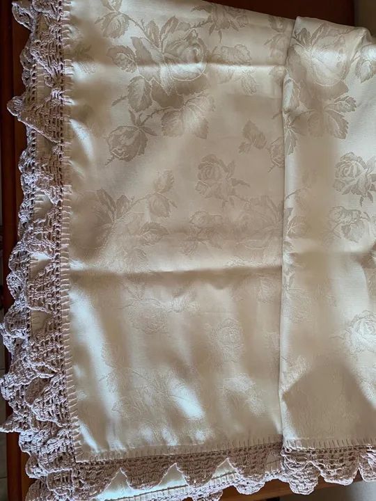 Toalha de mesa bege com crochê 