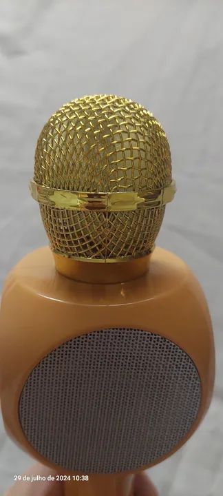 Microfone com caixa de som 