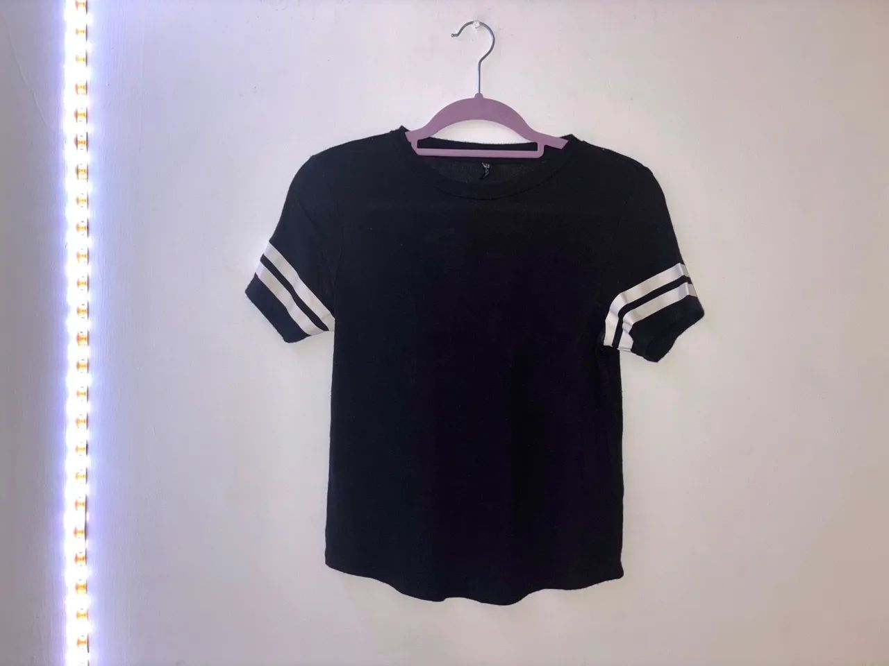 Camiseta preta com listras brancas - H&M - Foto 5