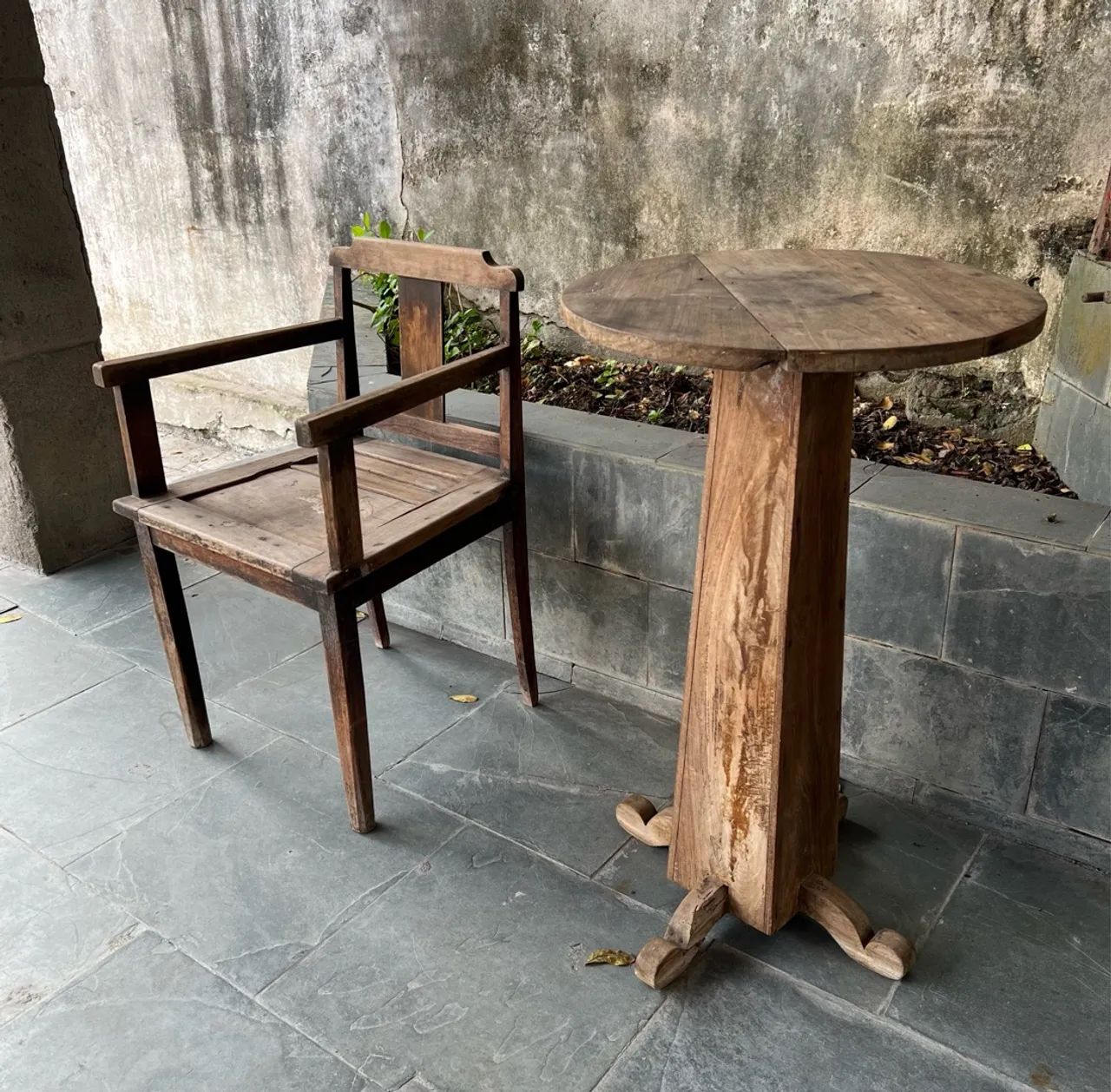 Conjunto Mesa e Cadeira de Madeira Antiga