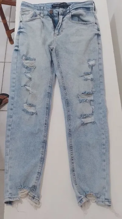 Calça Jeans skinny cropped rasgada
