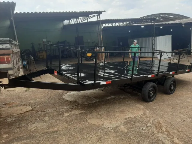 Carreta para transporte de 10 banheiros quimicos