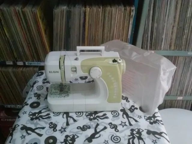 Máquina de costura Elgin, com acessórios, com capa, ótimo estado geral.