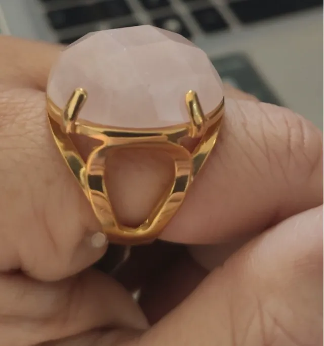 anel dourado pedra lua Rosa