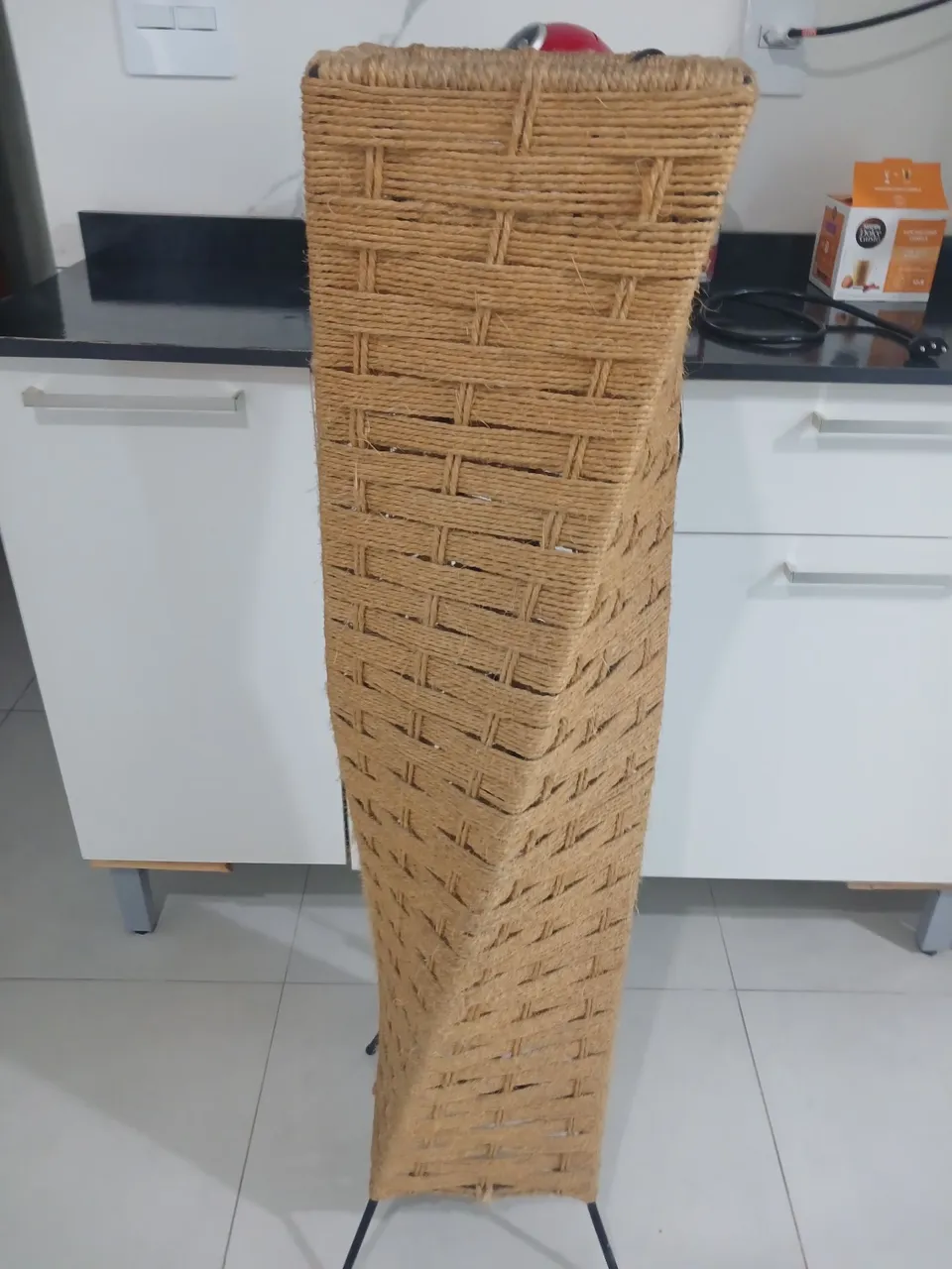 Luminária de chão em corda trançada