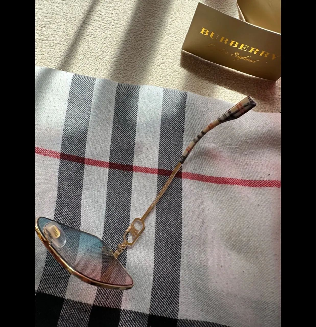 Óculos de Sol Burberry Quadrados - Elegância e Estilo - Foto 2