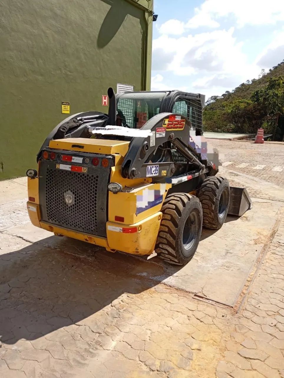 Mini Carregadeira New Holland L225 new Holland  - Foto 4