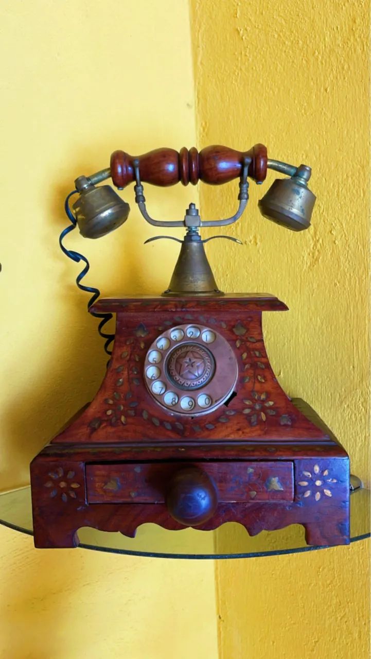 Lindo telefone antigo em madeira e bronze