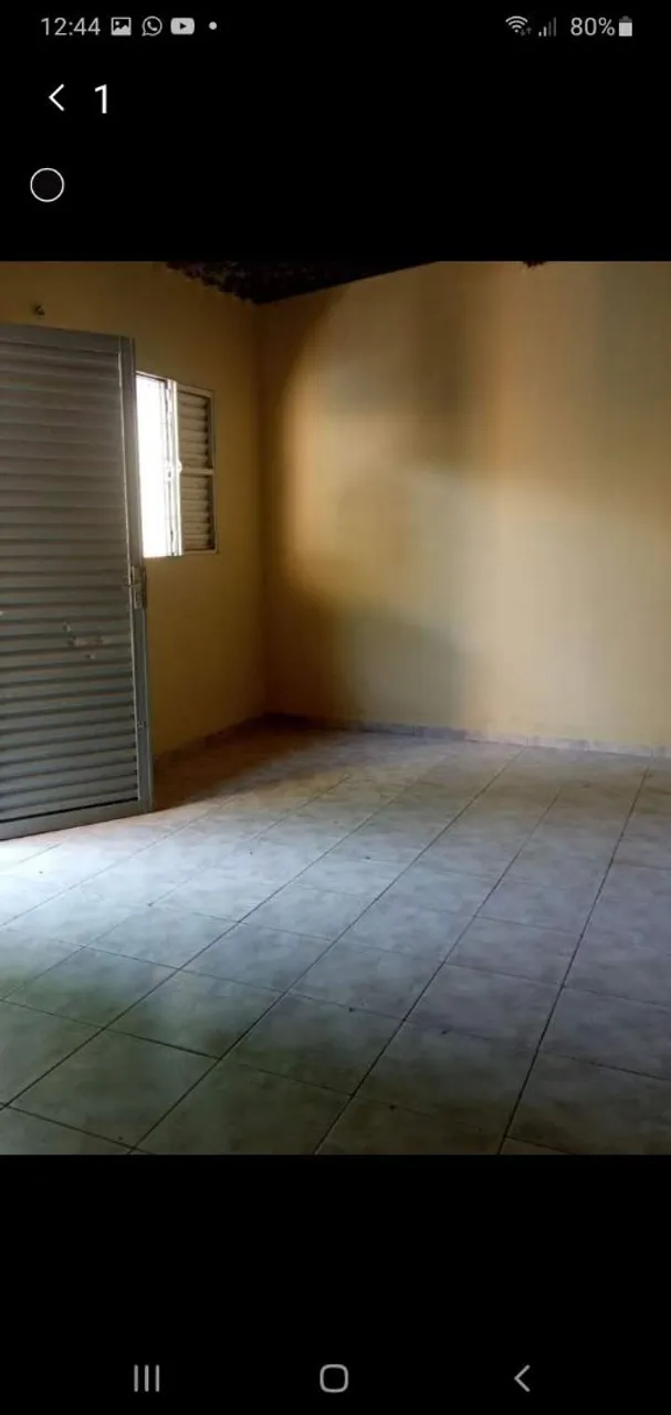 Aluga-se quarto com banheiro