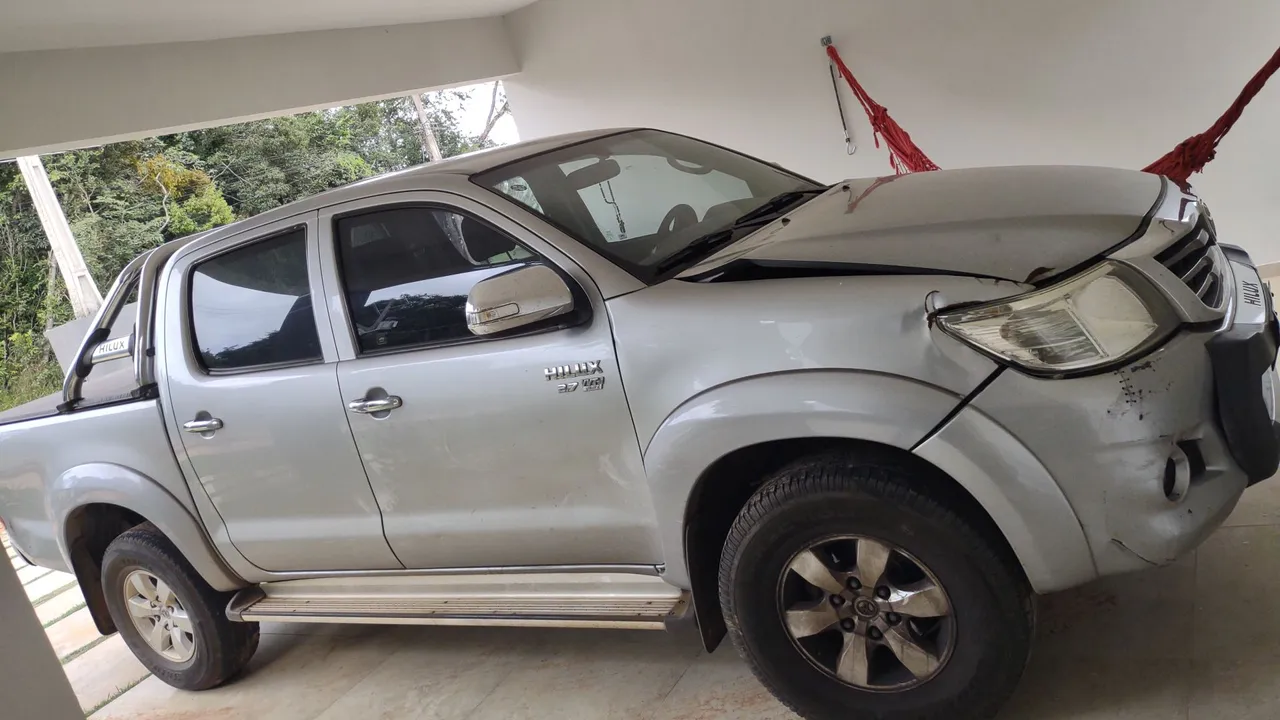 Vendo ou troco Hilux 2015 batida
