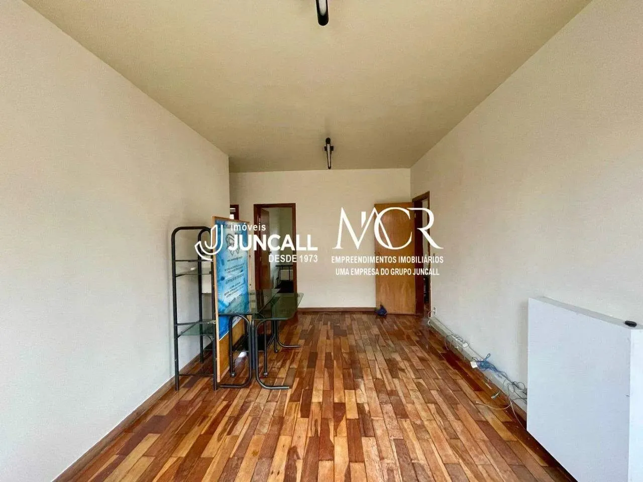 Casa comercial com 2 vagas de garagem para locação no bairro Floramar!