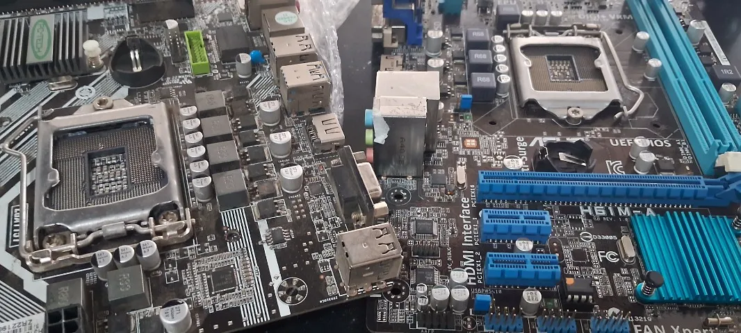 Vaga para técnico eletrônico com experiência placa computadores e fontes. Meio período.