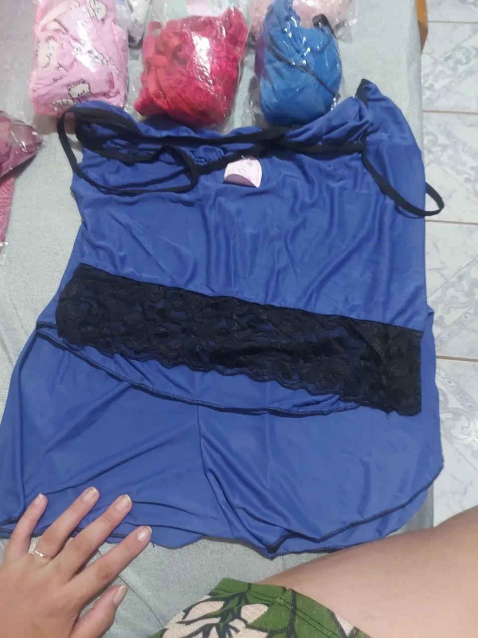 Conjunto de lingerie rosa com detalhes em renda