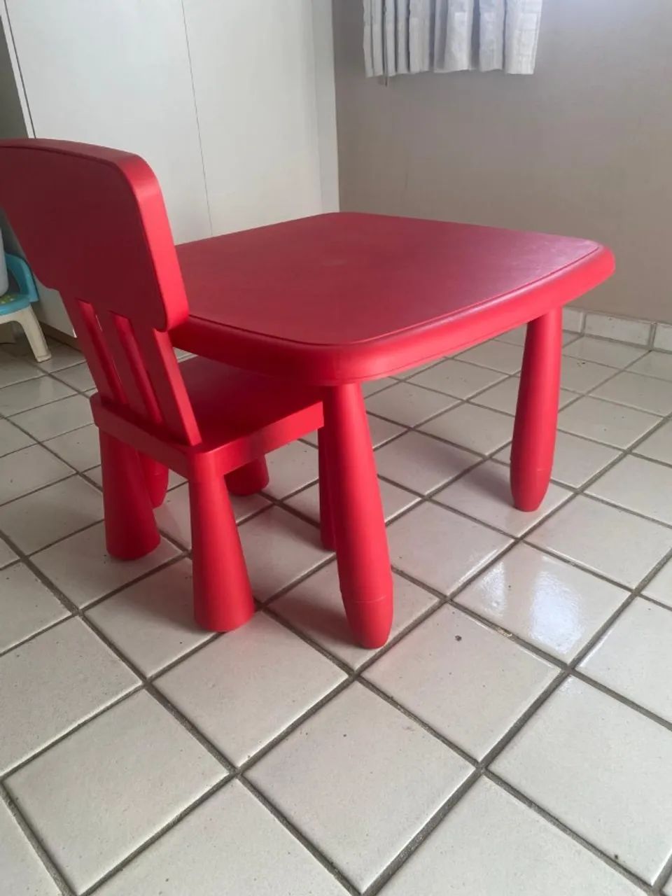 Mesa infantil de plástico resistente vermelha - Foto 3