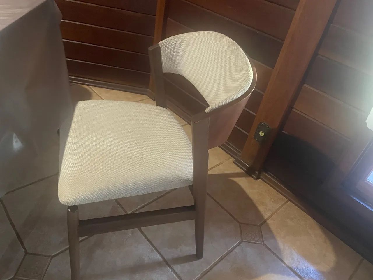 Mesa de madeira, com 8 cadeiras confortáveis   - Foto 3