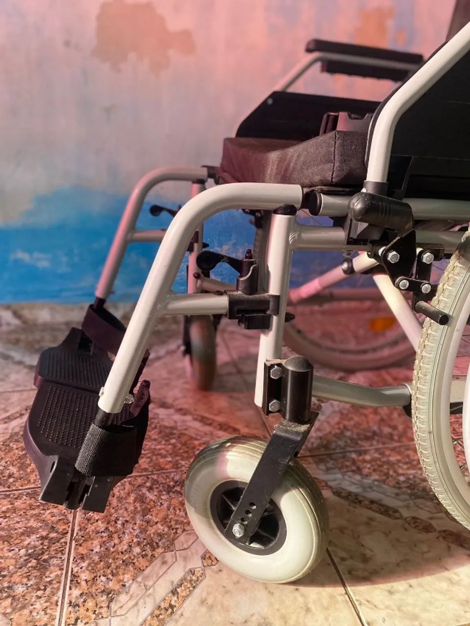 Cadeira de rodas com trava - Foto 2