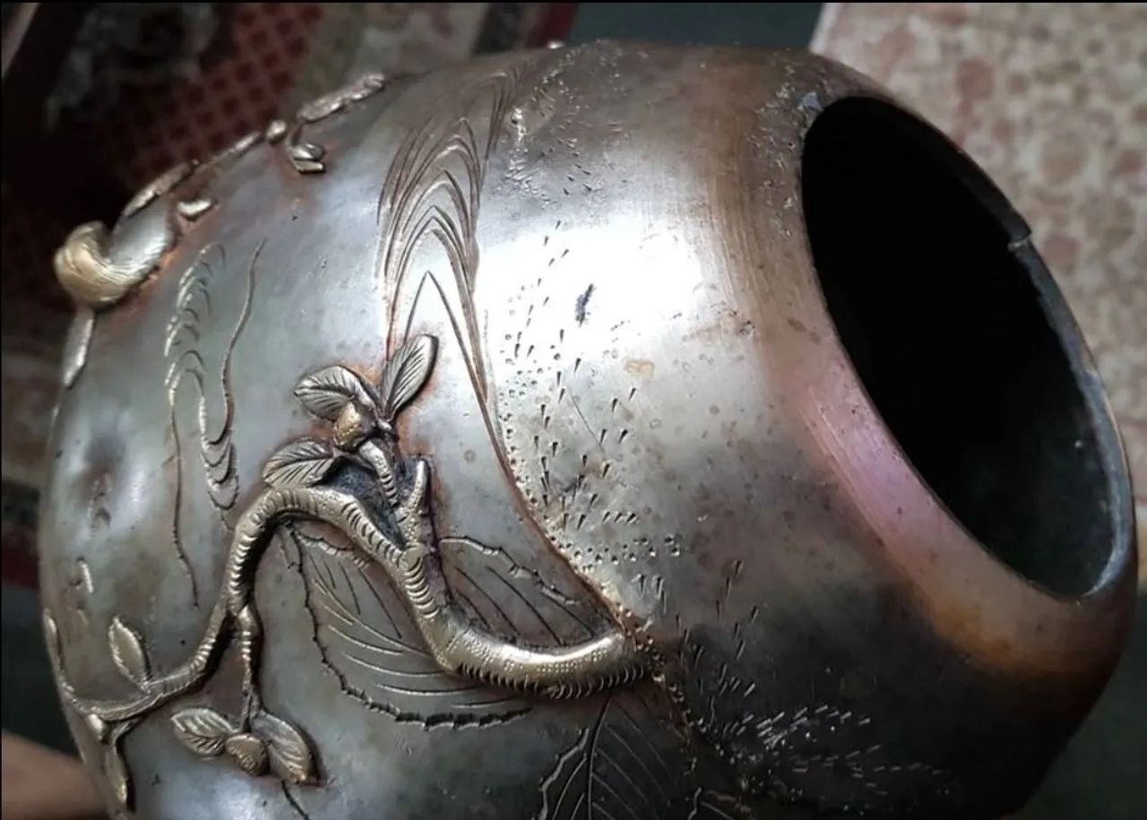 Par de Cachepots/Vasos Chineses Séc.17/18 em Metal com Decoração de Pássaros e Flores - Foto 5