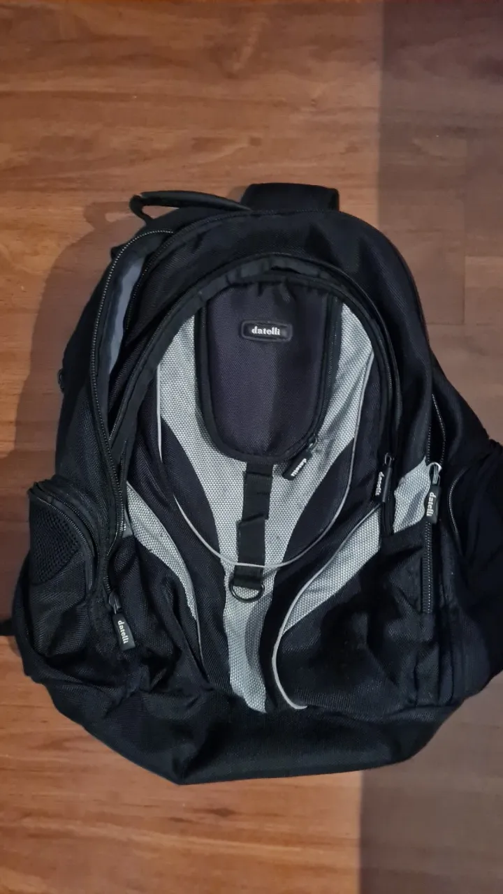 Mochila Datelli Preta e Cinza Usada