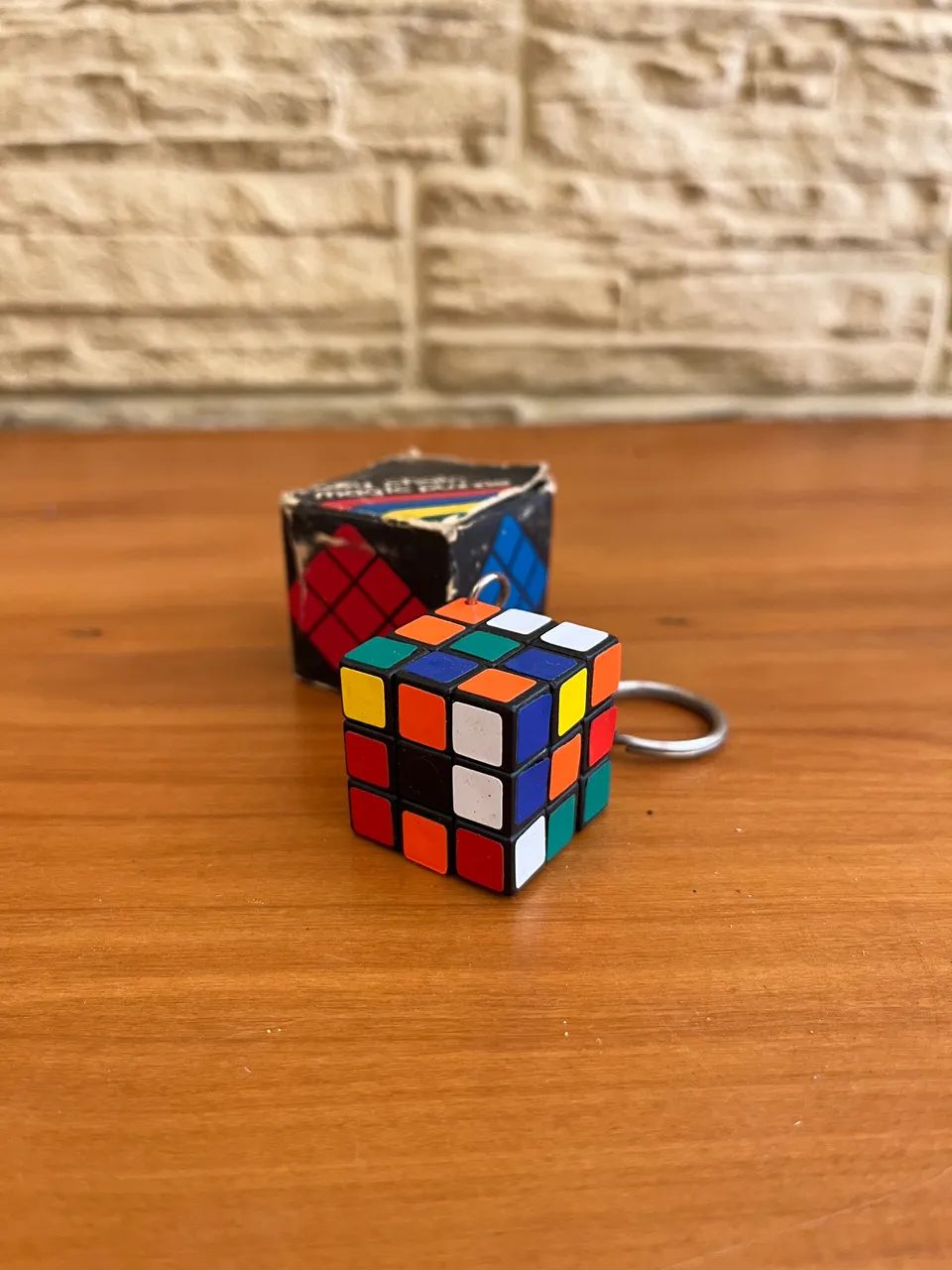 Chaveiro cubo mágico antigo na caixa 