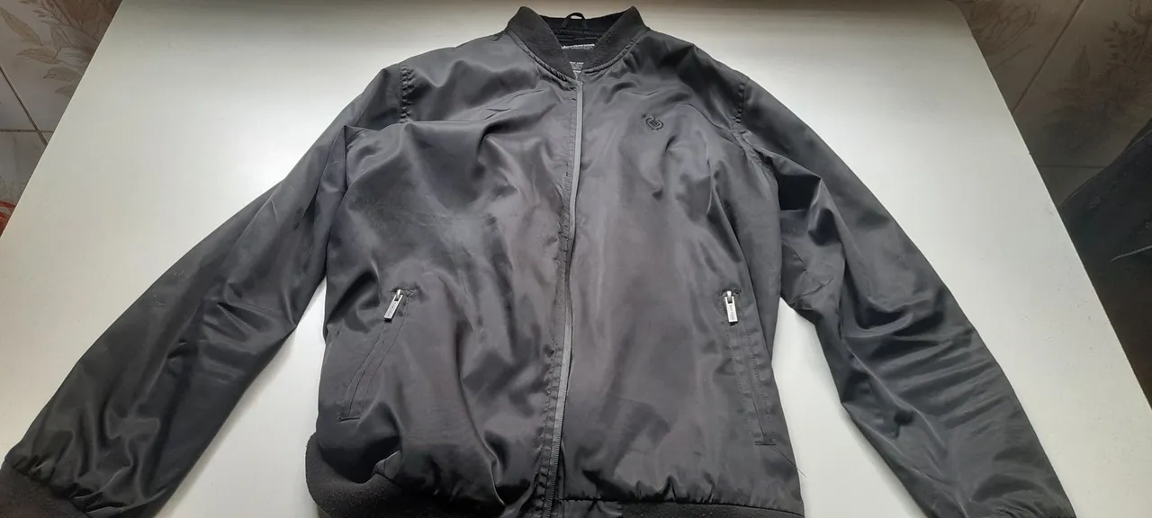 Jaqueta Bomber Preta - Conforto e Estilo!