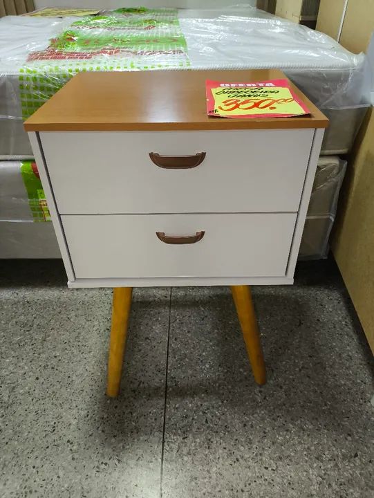 Mesa Cabeceira Janus 2 Gavetas - Branco com Pés de Madeira