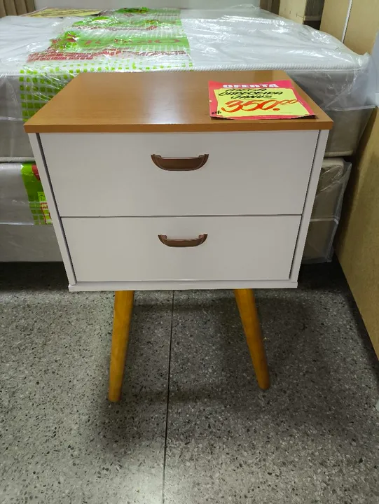 Mesa Cabeceira Janus 2 Gavetas - Branco com Pés de Madeira