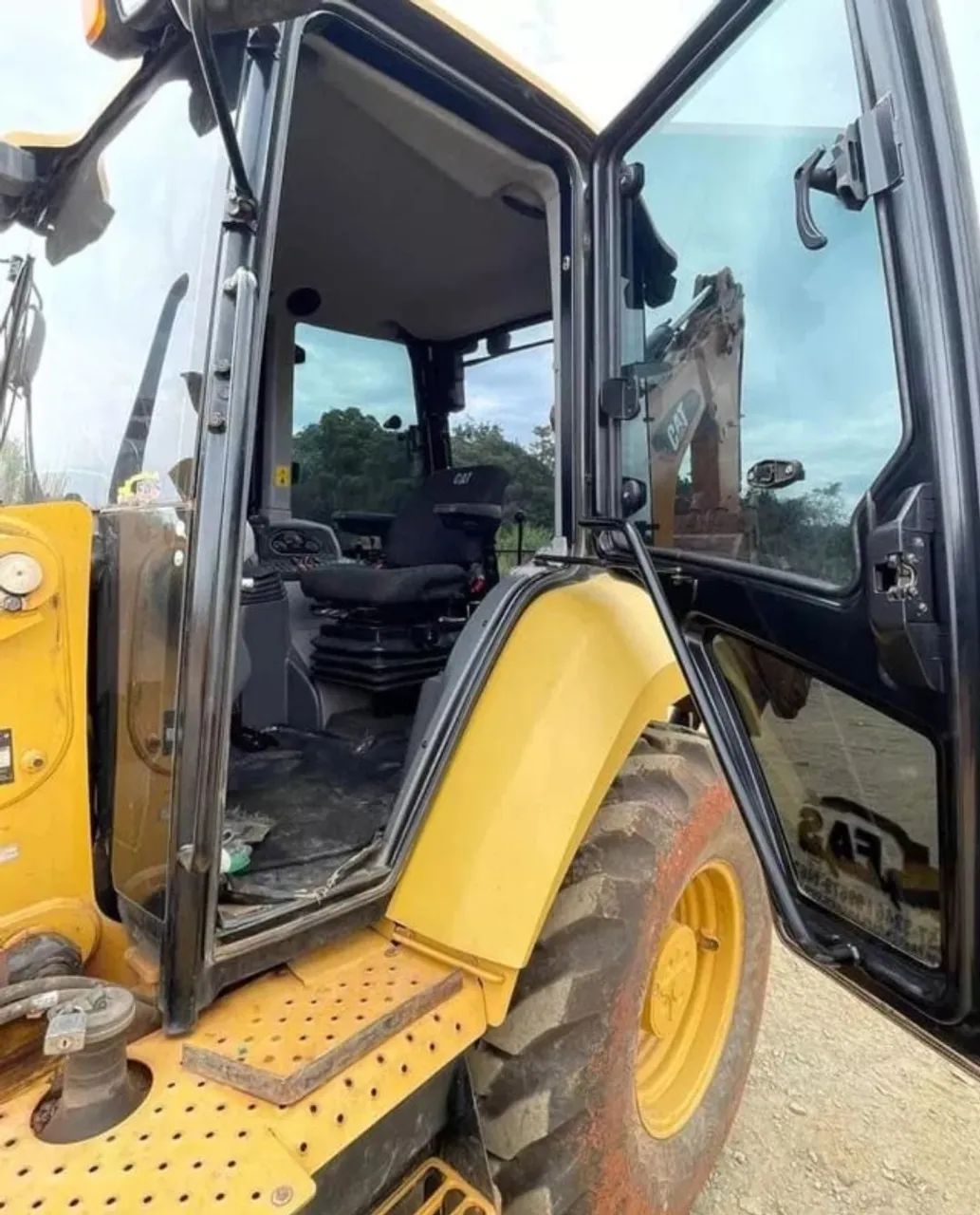 Retroescavadeira Caterpillar 2016 - Foto 4