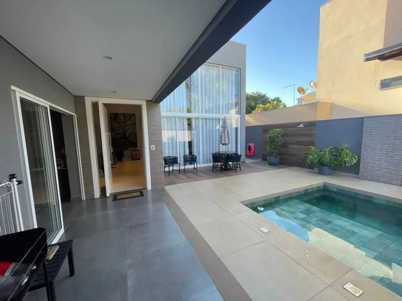 CONDOMÍNIO TÍVOLI I - Linda casa com 357 m² de área construída e 4 suítes, pra venda em Ba